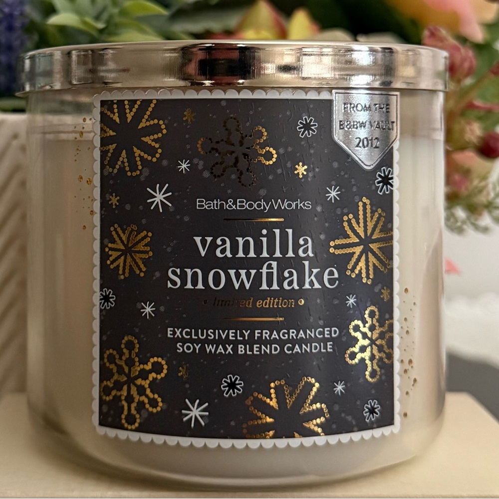 🆕🍢 BATH & BODY WORKS LIMITED EDITION “VANILLA SNOWFLAKE“ 3-WICK CANDLE. NEW.